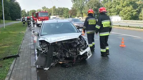 Wpadł w poślizg, odbił się od barierki, wjechał w skarpę