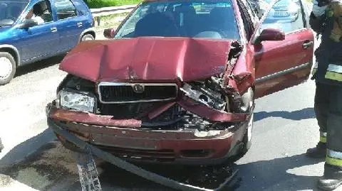 Skoda uderzyła w auta przepuszczające pieszych