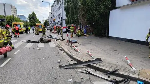 Uderzył w bmw, które wpadło w grupę pieszych 