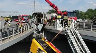 Strażacy przecięli wrak autobusu na pół (wideo bez dźwięku)