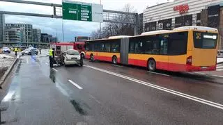 Zderzenie auta osobowego z autobusem na Mokotowie 