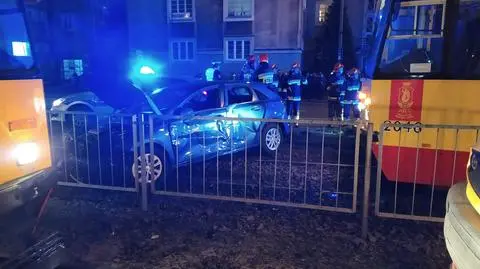 Zderzenie z tramwajem na Ochocie. "Samochód przeciągnięty po torowisku"