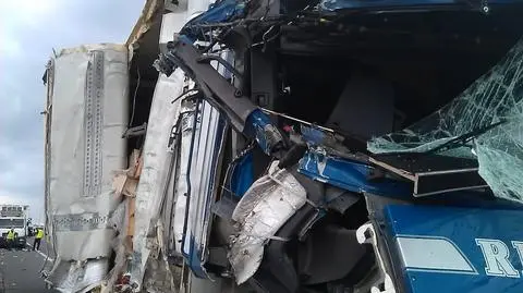 Zmieniał koło, wjechał w niego tir