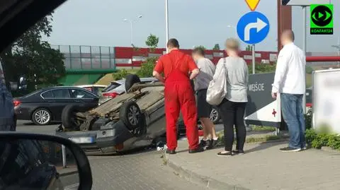 Fiat uno dachował na Korkowej. "Kierowca stracił panowanie"