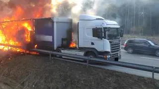 Policjant pomagał w gaszeniu pożaru ciężarówki