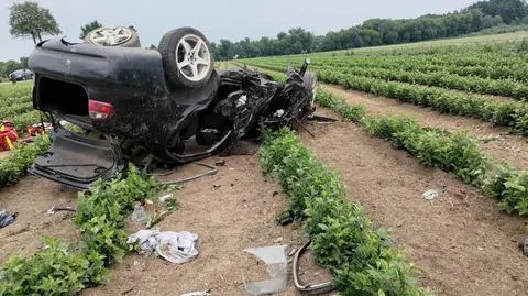 Samochód osobowy dachował. Pięć osób trafiło do szpitala