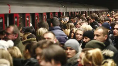 Awaria rozjazdów metra na Młocinach. "Ludzie nie mieścili się w pociągach"