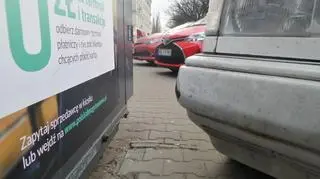 Auto zablokowało chodnik przy Belwederskiej