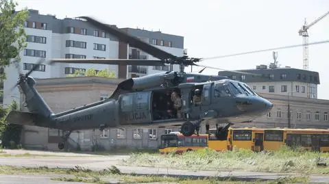 Policyjny śmigłowiec lądował w zajezdni przy Redutowej