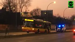 Autobus utknął na pasie zieleni