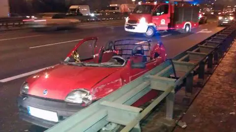 Fiat bez dachu. Kierowca mazdy uciekł