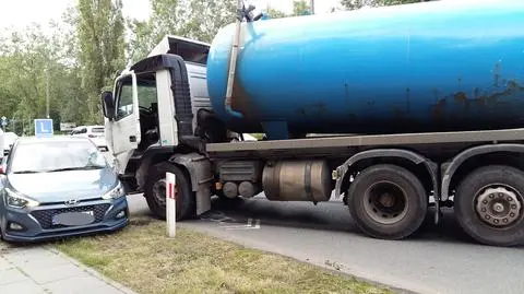 Kolizja z udziałem samochodu nauki jazdy