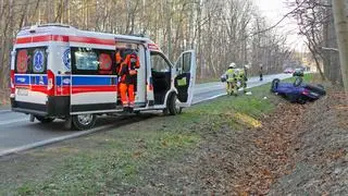 Auto wjechało do rowu na wojewódzkiej "720"