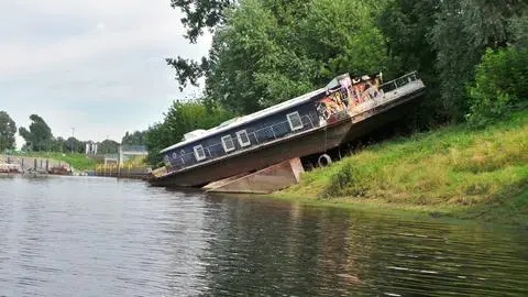 Barka została kilka lat temu porzucona w Porcie Czerniakowskim