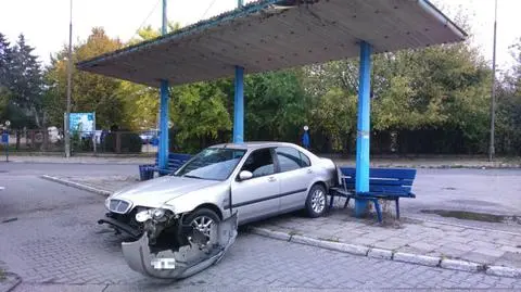 Wjechał w przystanek i uciekł. Zginął młody mężczyzna