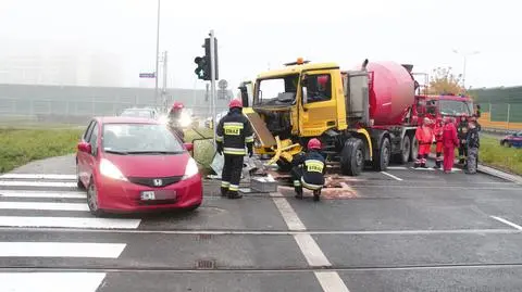 Betoniarka zahaczyła o tramwaj