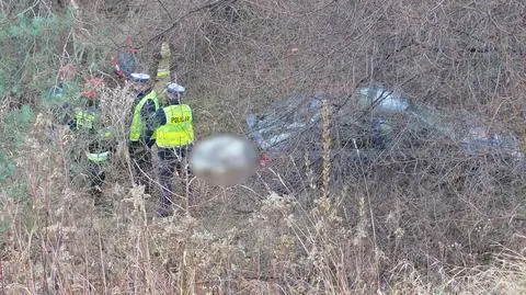 Śmiertelny wypadek na Płochocińskiej. Auto wypadło z jezdni