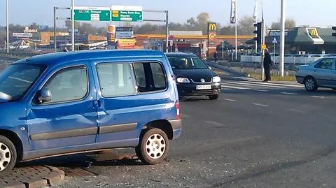 Peugeot na latarni, ford na chodniku