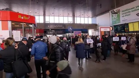 Uchodźcy z Ukrainy na dworcu autobusowym Warszawa Zachodnia