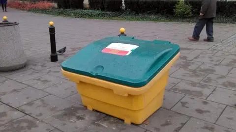 7200 skrzyń z piaskiem na chodnikach i przystankach