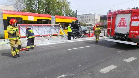 Rozbił przystanek, uszkodził tramwaj, zostawił rannych pasażerów. Pijanego kierowcę złapali na Wiatracznej