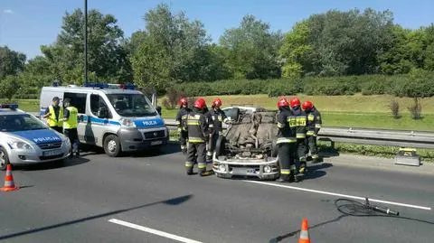 Dachowanie w al. Prymasa Tysiąclecia. "Wpadł w poślizg"