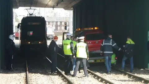 Samochód na torach. Stanęły tramwaje na rondzie Żaba