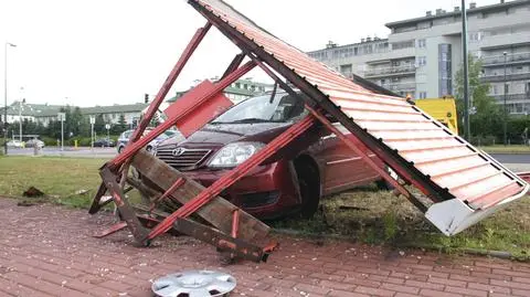 Toyota "nakryła się" przystankiem. Nikomu nic się nie stało 