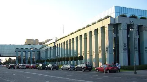 Ratusz ujawni tajne umowy. Koniec batalii radnego