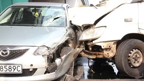 Mercedes zderzył się z mazdą. Kto miał zielone?