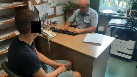 Wjechał w drzewo i zasnął. "Był niezadowolony, że policjanci go obudzili". Wydmuchał 1,6 promila