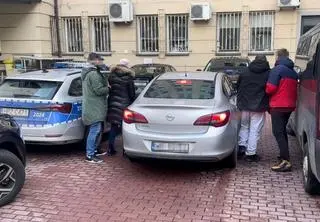 Policjanci z zatrzymaną parą