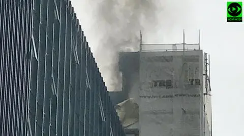 Dym nad centrum miasta. Płonął budynek między wieżowcami