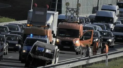 Auto dostawcze płonęło, kierowcy stali w korku