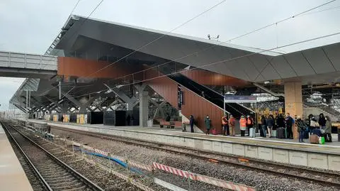 Udostępnili nowy peron i kładkę na przebudowywanym Dworcu Zachodnim