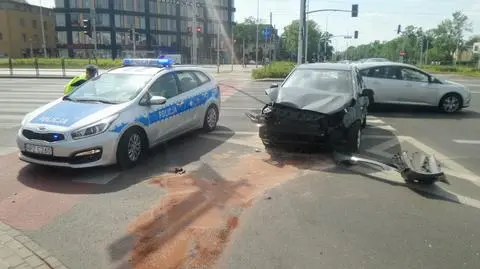 Zderzenie samochodu z autobusem. Trzy osoby trafiły do szpitala