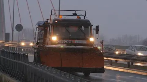 Posypywarki w akcji. Marznąca mżawka i śnieg na drogach