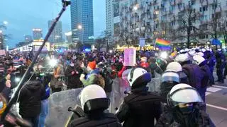 Policjanci odcięli drogę protestującym