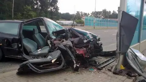 Honda na barierach  Kierowca "zakleszczony"