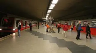 W metrze spokojnie