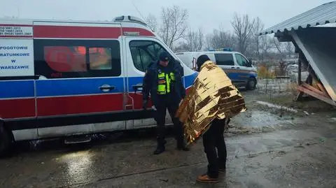 Ciężarna kobieta mieszkała w betonowej wiacie. Gdy ją znaleźli, leżała pod starymi kołdrami
