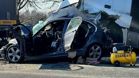 Auto zmiażdżone przez dwa tiry. Dwie osoby ranne