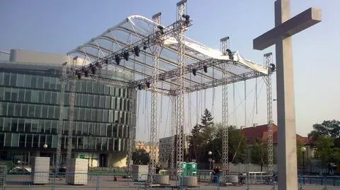 Rośnie scena na placu Piłsudskiego