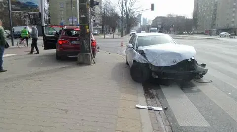 Zderzenie na skrzyżowaniu, samochody mocno rozbite 