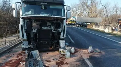 Zderzenie ciężarówki i auta osobowego w Kołbieli, jedna osoba ranna