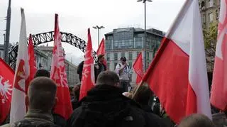 Polskie flagi w rękach protestujących