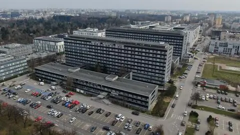 Miesiącami czekają na wypłatę dodatku covidowego. "Pracownicy jednego szpitala mają je natychmiast, inni muszą o nie prosić"