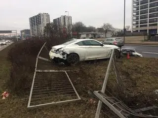 Uszkodzone bariery w Prymasa Tysiąclecia 