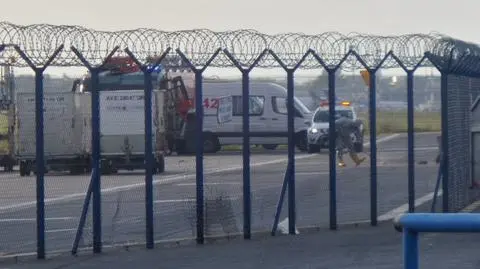 Akcja strażaków z grupy chemicznej na lotnisku cargo