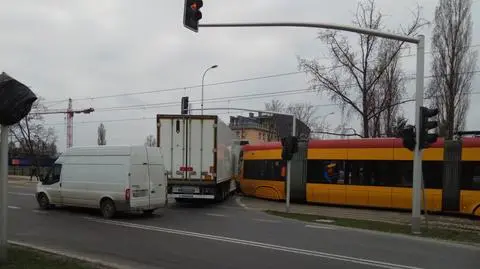 Białołęka: tramwaj zderzył się z tirem 
